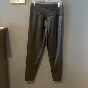 OFFLINE The Hugger Crossover High Waisted Crackle Legging black